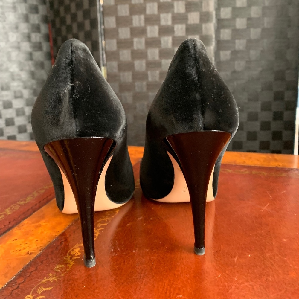 Charlotte Olympia Black Velvet Kitty Pumps, size 39 - Picture 3 of 7